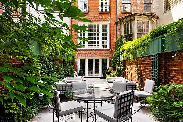 Sold by Sotheby's International Realty | media 11