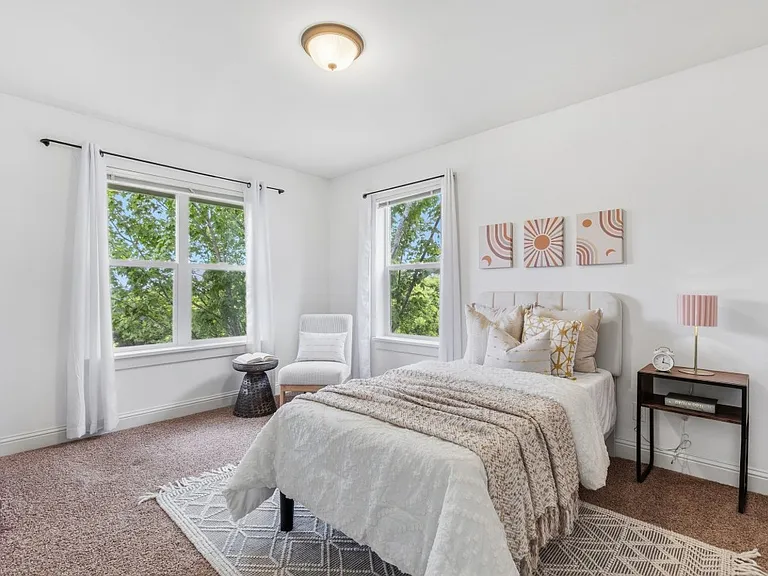 Guest room 2 w/walk in closet (3rd floor)