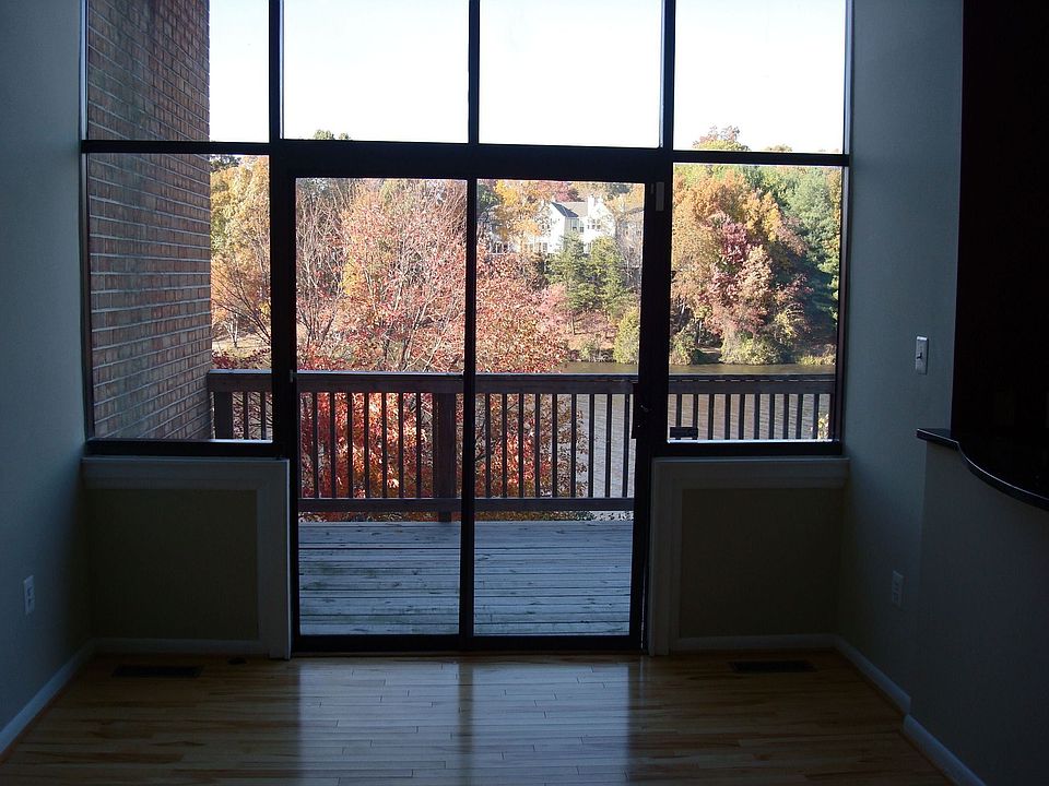 Direct Lake View Kitchen Patio (Fall)