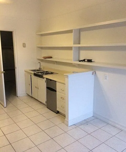 Bar sink, cook tip and refrigerator.
Includes full size bed.