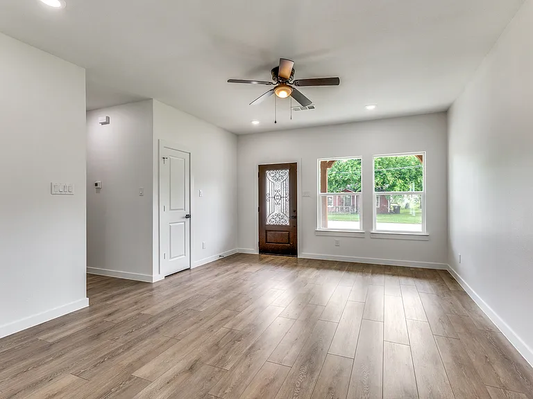 747 N Wilhite St — Photo 3
