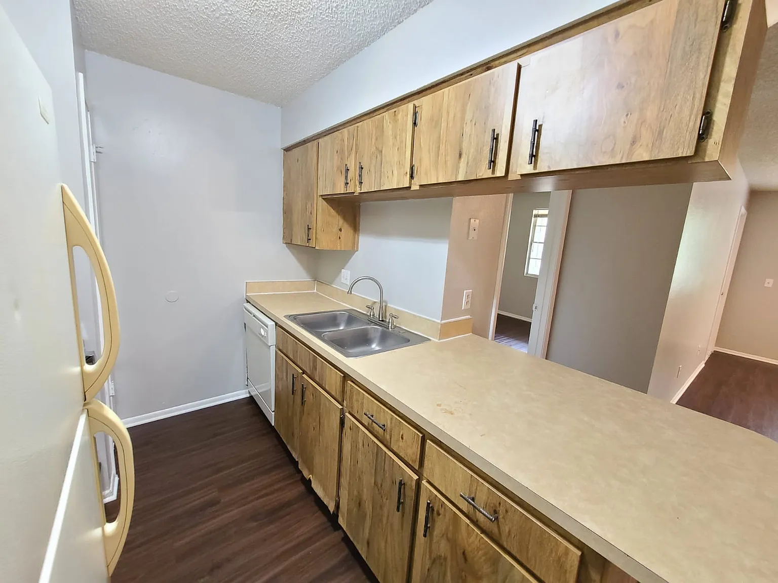 2 bed, 918 sqft, $1,450 — Photo 2