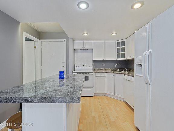 4th image of 5852 W 77th St Unit 202
