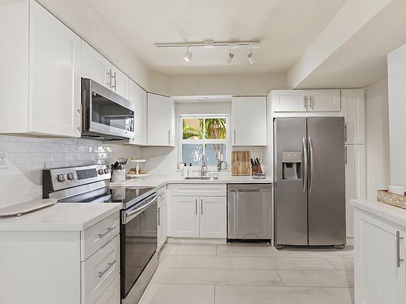 4th image of 1020 SW 18th Court