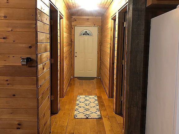 Hallway to the 2 bedrooms 