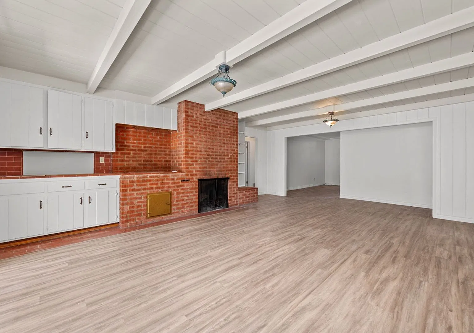 Massive driveway & detached garage! — Photo 2
