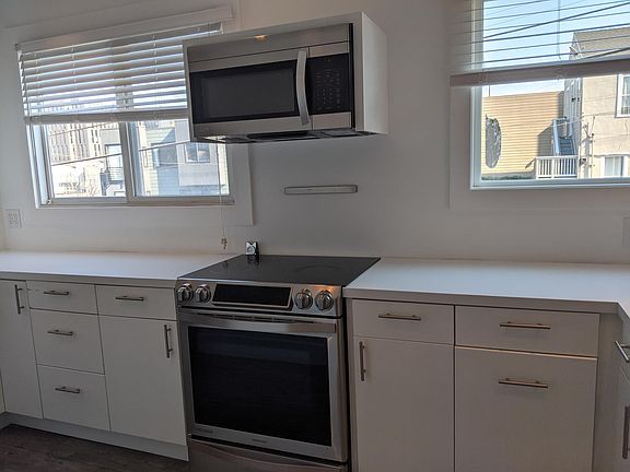 3rd image of 162 Texas St