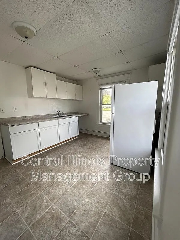 3 bed, 1.0 bath, 900 sqft, $1,095 — Photo 3