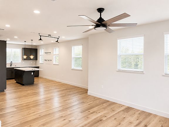 3rd image of 129 Laurel Knoll Dr