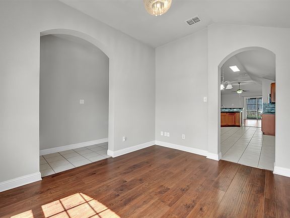 5th image of 5205 Mirror Lake Dr