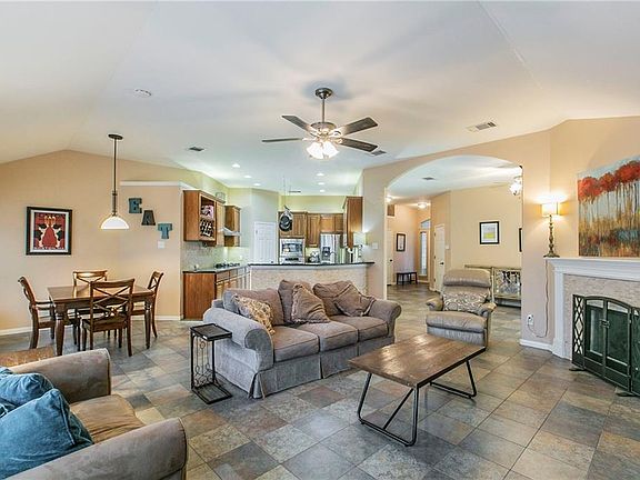 3rd image of 303 Plumbago Dr
