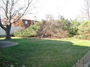 15 Park Dr, Lido Beach, NY 11561