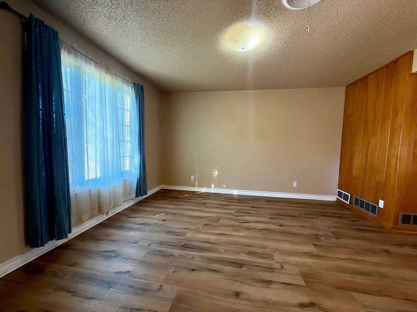 Charming 3 Bedroom Home — Photo 3
