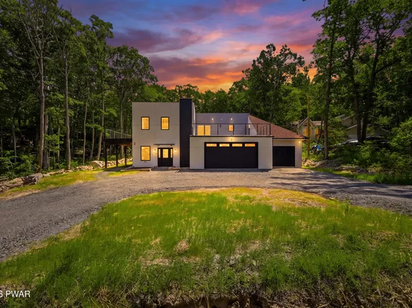 118 Surrey Dr, Hawley, PA 18428