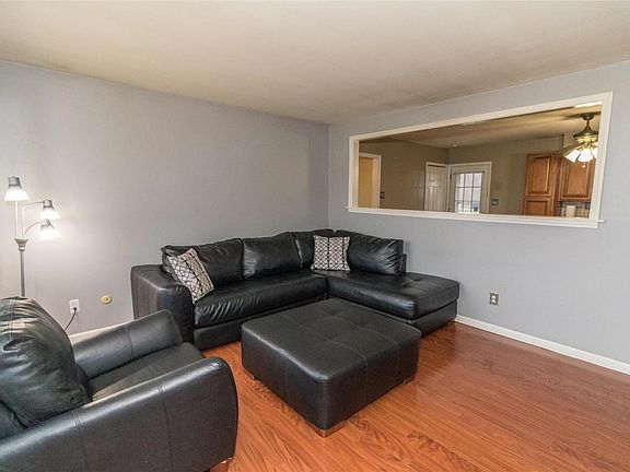 3rd image of 9841 Guthrie Ave