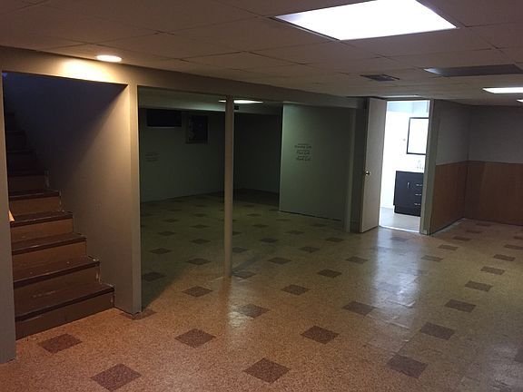 basement w/full washroom