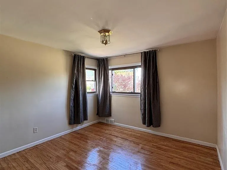 28025 Joan St — Photo 6