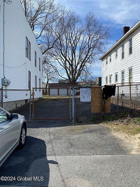 4th image of 636 Livingston Avenue
