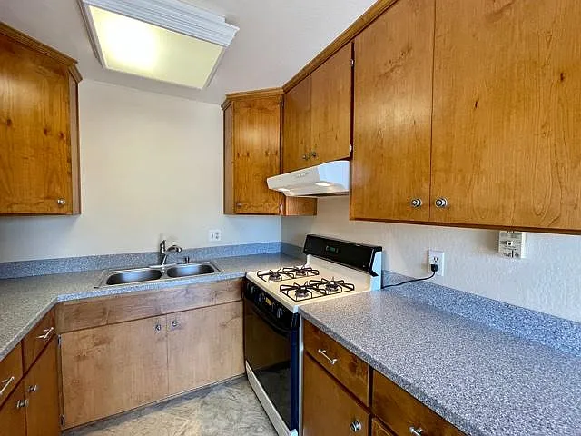 1083 W L St — Photo 17