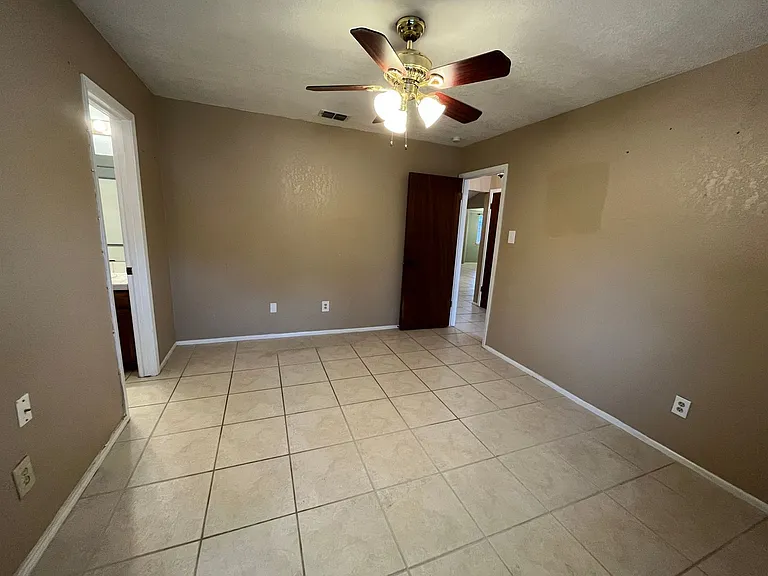 2118 Meadowgrove Dr — Photo 13