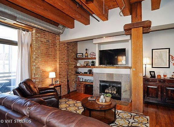 3rd image of 1735 W Diversey Pkwy APT 221