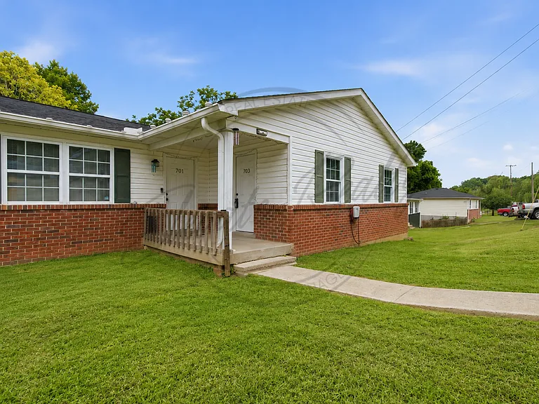 703 Linden Grn — Photo 2