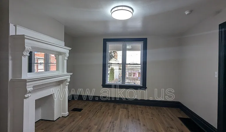 916 Deely St — Photo 6