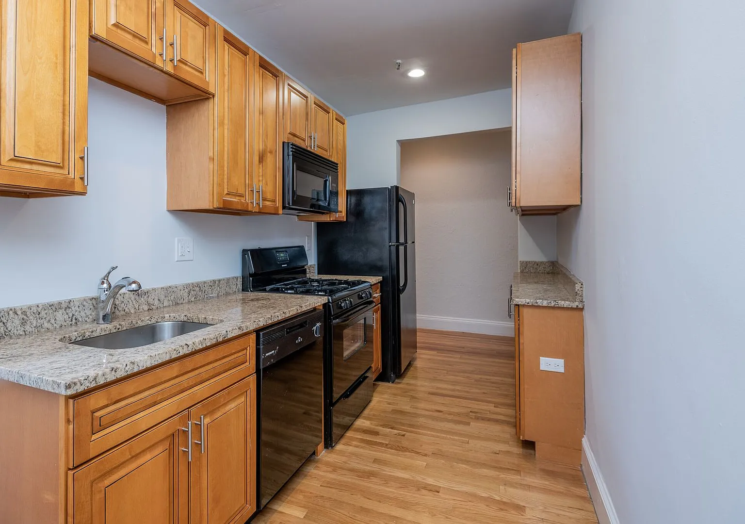 Nicely renovated 1 bed in Brighton. — Photo 1