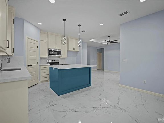 5th image of 994 Road Runner St