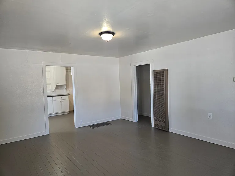 1121 Kenwood Ave — Photo 3