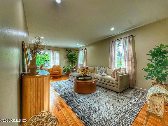 2nd image of 37 Gerry St