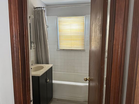 3rd image of 1414 N Glendale St