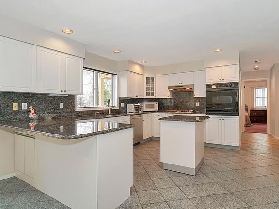 4th image of 12 Greene Ct