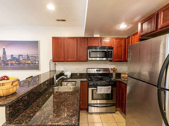 3rd image of 6170 N Winchester Ave #G