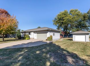 10191 Dixie Dr, Dubuque, IA 52001