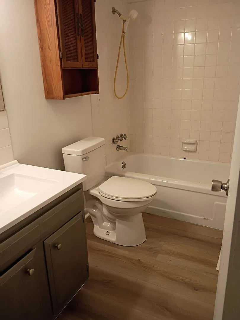 Oak Court Apartments — Photo 4