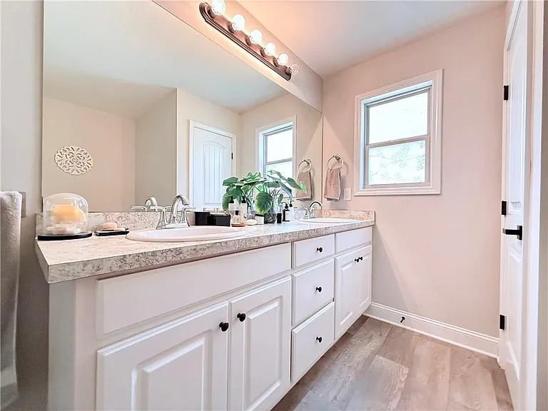 138 Livingston Ct — Photo 14