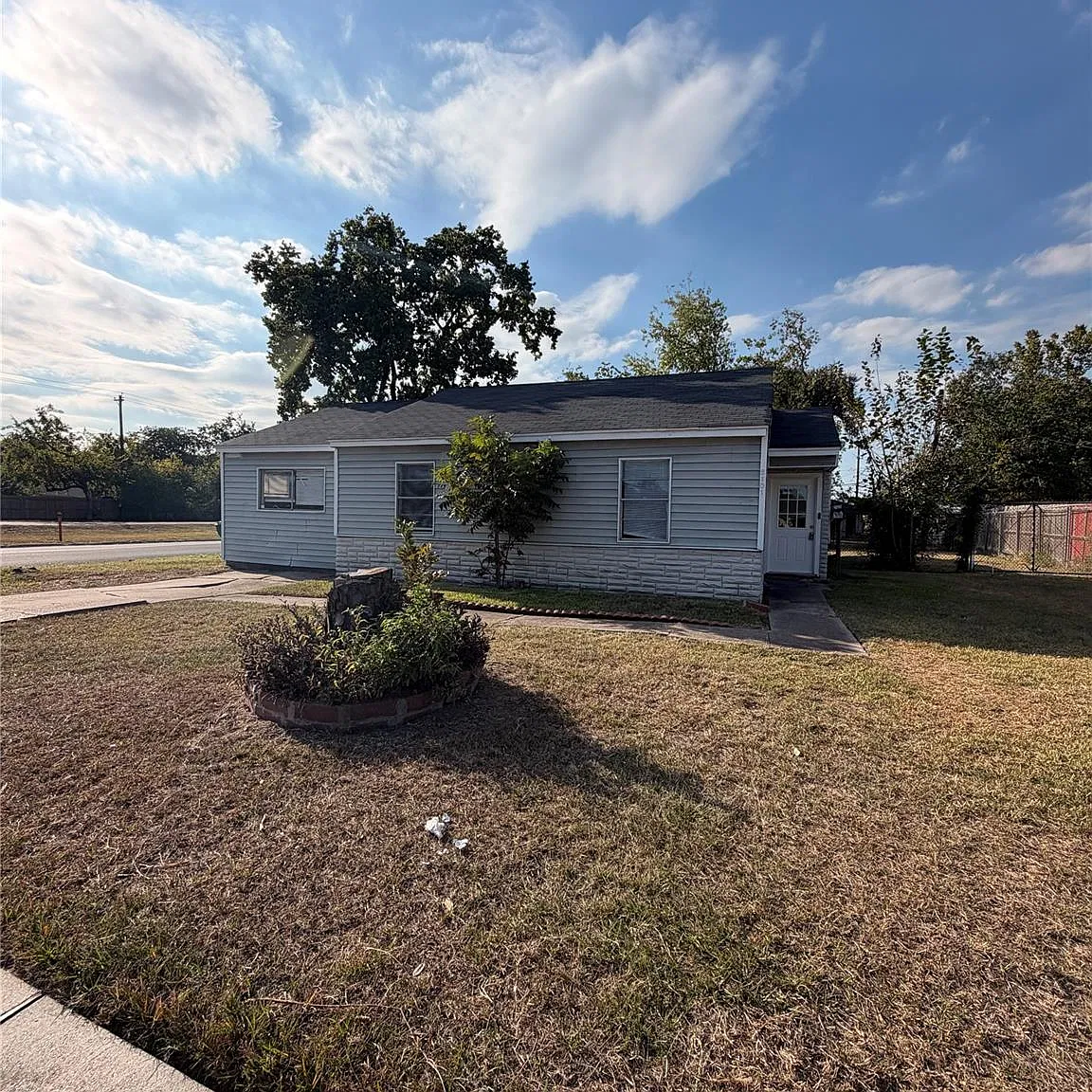4 bed, 2.0 bath, 1238 sqft, $1,700 — Photo 1
