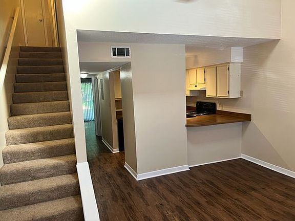 5th image of 703 Terrance Ct Unit B