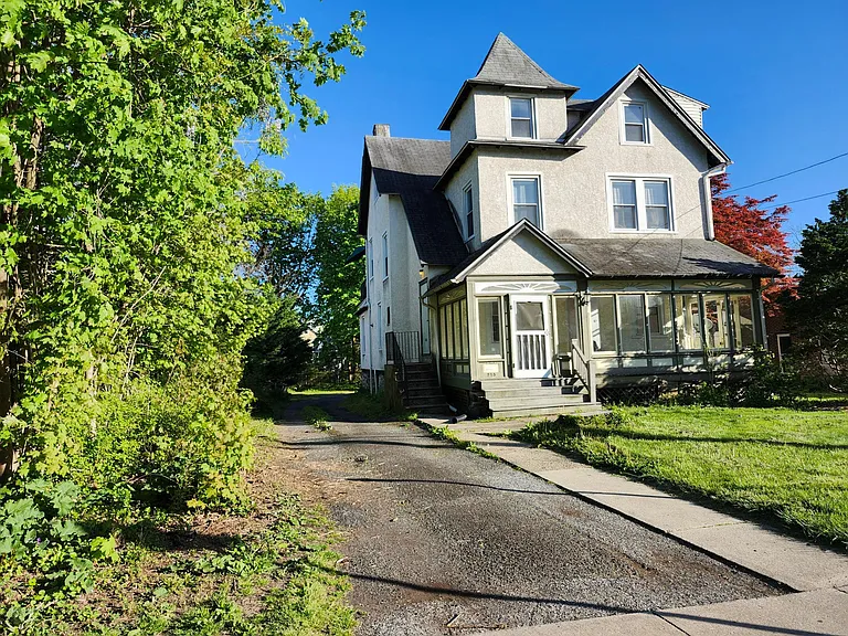 213 Lippincott Ave — Photo 1