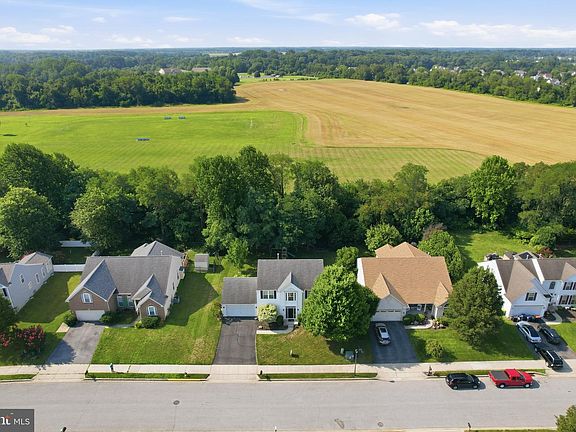 5th image of 27 Browning Cir