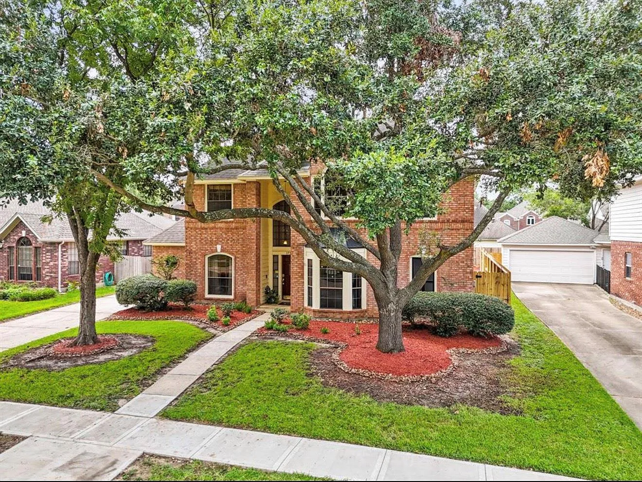 4 bed, 2.5 bath, 2567 sqft, $2,600 — Photo 2