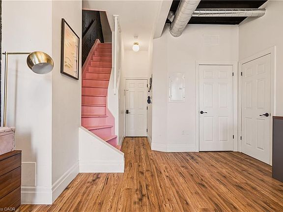 5th image of 158 Hunter St E