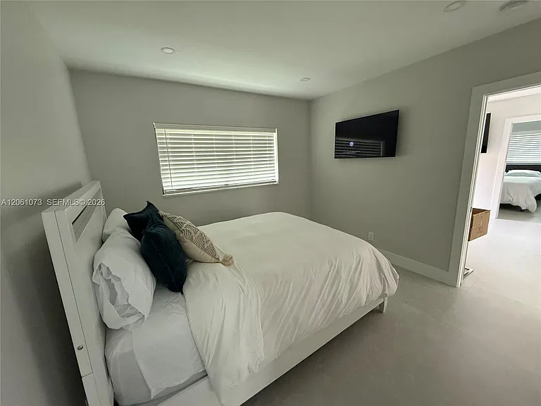 1050 NE 9th Ave #4 — Photo 8