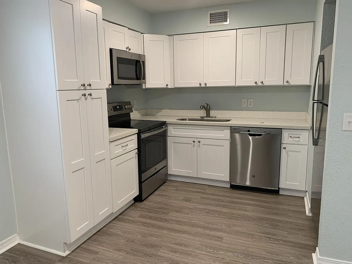 Building Photo - 723 S Berthe Ave #5