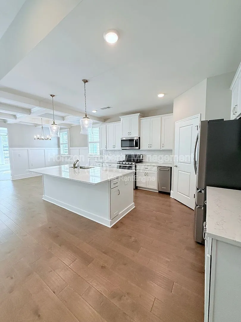 3 bed, 3.0 bath, 2340 sqft, $3,300 — Photo 4