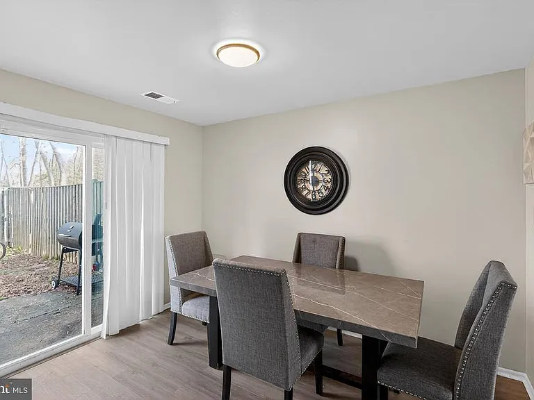 2523 Robinson Pl — Photo 5