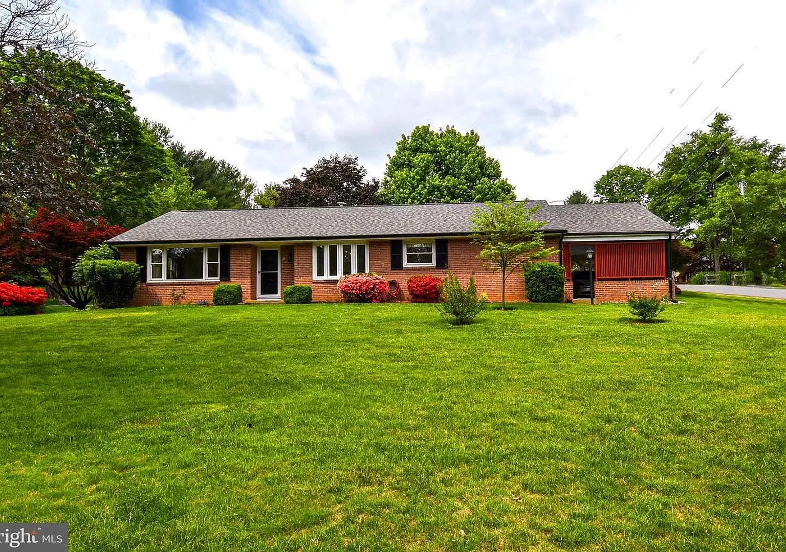 Charming and updated 1960's Rambler in the Town of Round Hill. 3 Bedrooms. 1.5 bathrooms. — Photo 2
