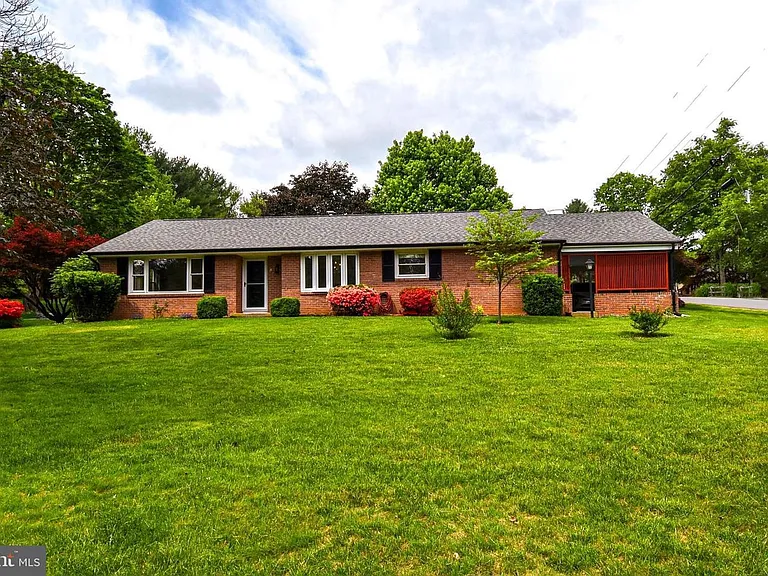 2 Cinnamon Fern Rd — Photo 2