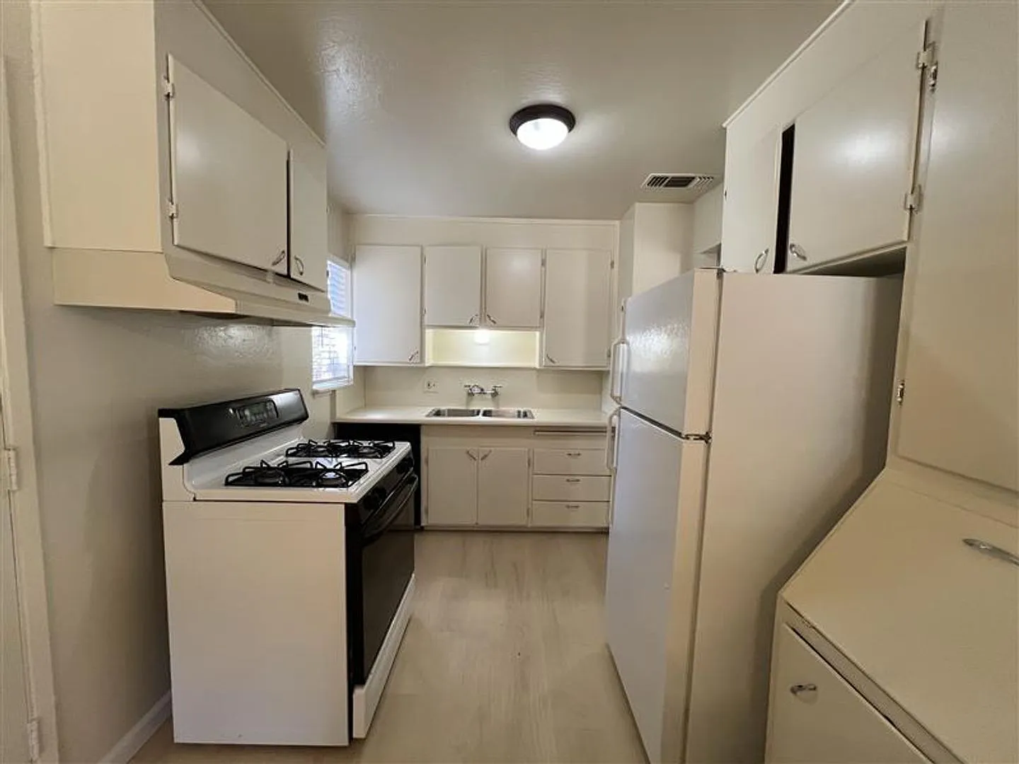Cute Three Bedroom on Large lot! — Photo 2